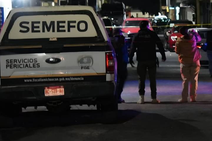 Ejecutan a dos jóvenes con arma larga en plena vía pública en Cotija