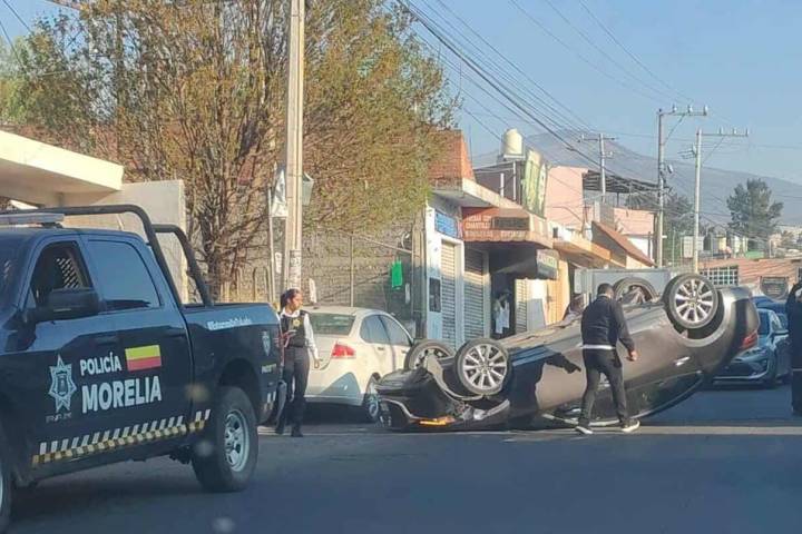 Vuelca auto en la avenida San Juanito Itzícuaro, al poniente de Morelia