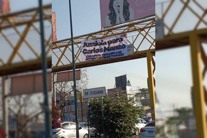 Colocan lona en puente peatonal de Morelia para exigir justicia por el asesinato de Carlos Manzo