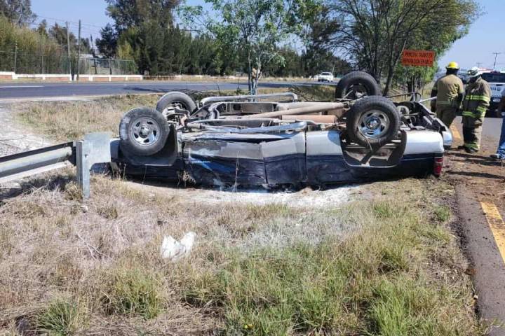 Vuelca camioneta en la Morelia-Pátzcuaro; hay 2 heridos