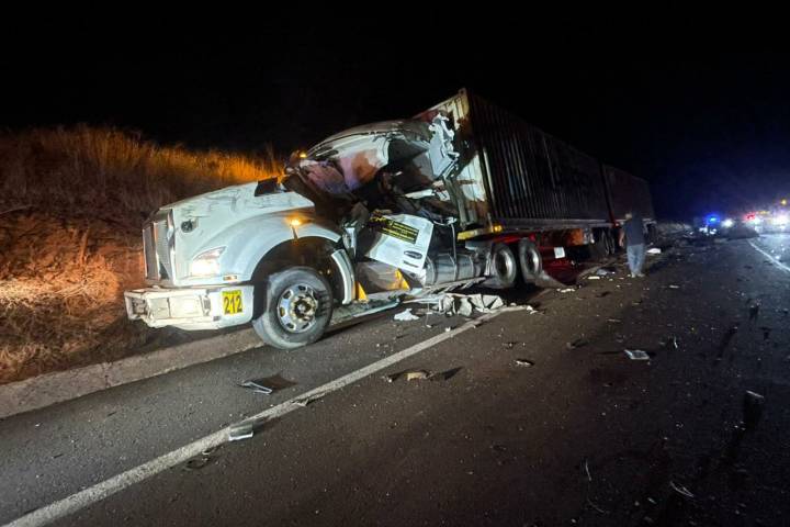 Dos muertos y un herido, tras choque entre camiones de carga, en la Siglo XXI