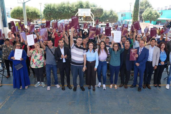Gladyz Butanda hace entrega de escrituras gratuitas en Zacapu