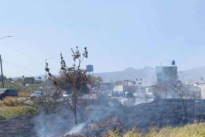 Bomberos Morelia sofocan incendio de pastizal en la colonia Loma Real