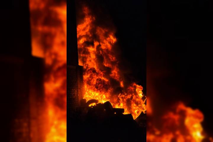 Bomberos controlan fuerte incendio de llantas en la Ejidal Sur de Zamora