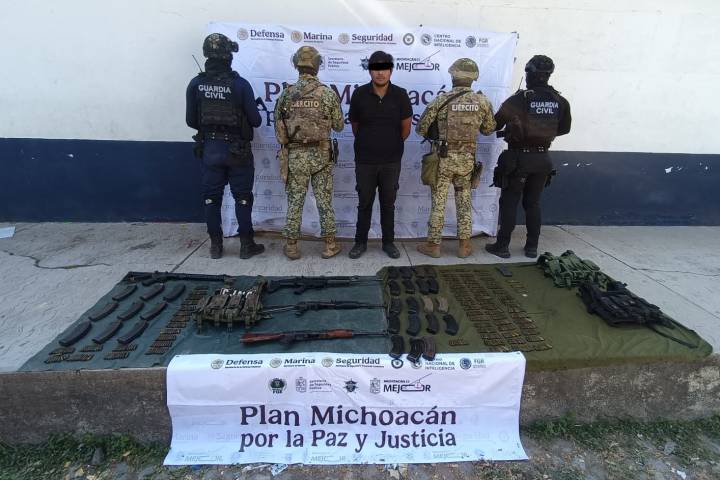 Fuerzas armadas detienen al "El Cochiloco" con un arsenal y una camioneta robada, en Acahuato
