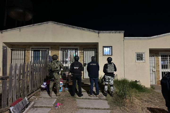 FGE ejecuta cateo en La Hacienda; asegura 157.5 dosis de metanfetamina
