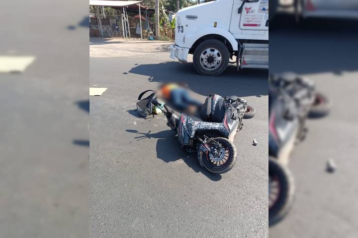 Camión de carga arrolla y mata a motociclista, en Lázaro Cárdenas