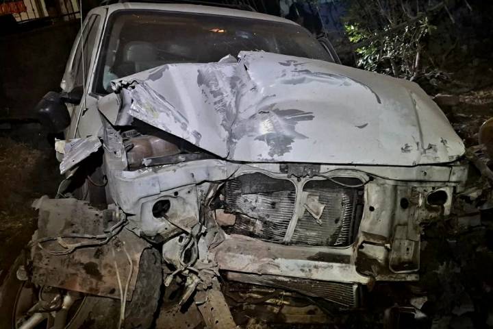 Adolescente muere al chocar su camioneta contra la barda de un kínder, en el Libramiento de Uruapan