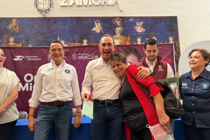 Semigrante entrega tarjetas Orgullo Migrante y visas a 50 beneficiarios de Zamora
