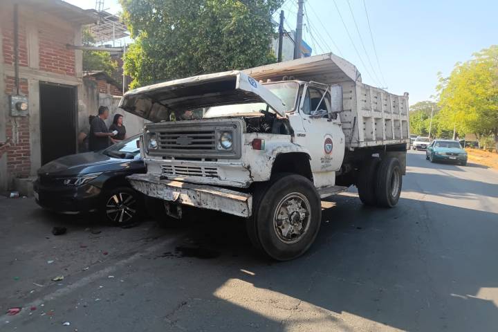 Torton sin frenos ocasiona choque múltiple en Apatzingán