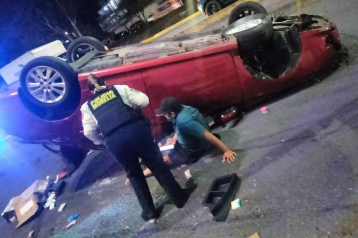 Vuelca automóvil en el periférico de Morelia; hay un lesionado