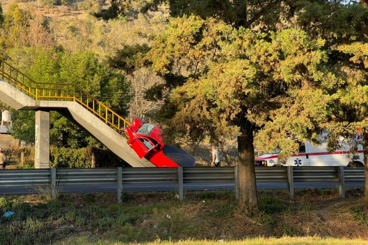 Camioneta choca y termina destrozada sobre el barandal de puente peatonal, en la Morelia – Pátzcuaro