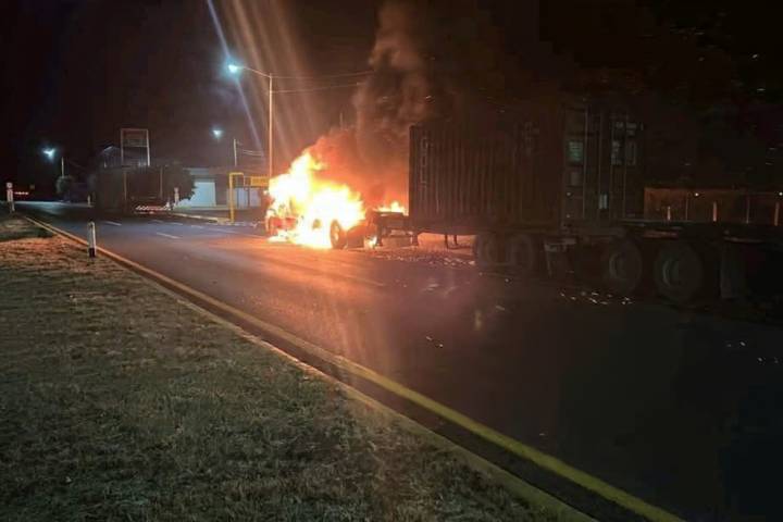 Bloqueos y balaceras nocturnas en varios puntos de Michoacán