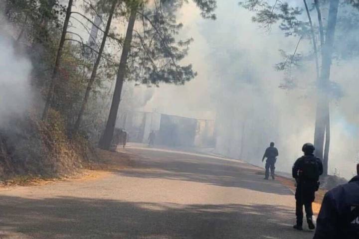 Enfrentamiento entre policías y delincuentes deja tres oficiales heridos y vehículos quemados, en Salvador Escalante