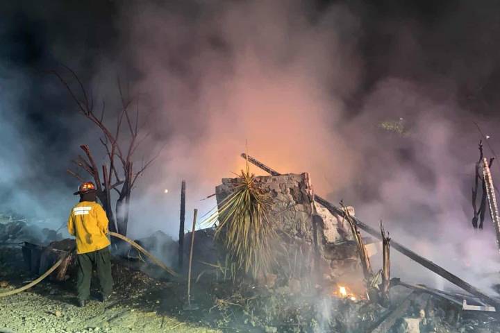 Incendio de pastizal alcanza casita abandonada atrás de la Plaza Paseo Poniente