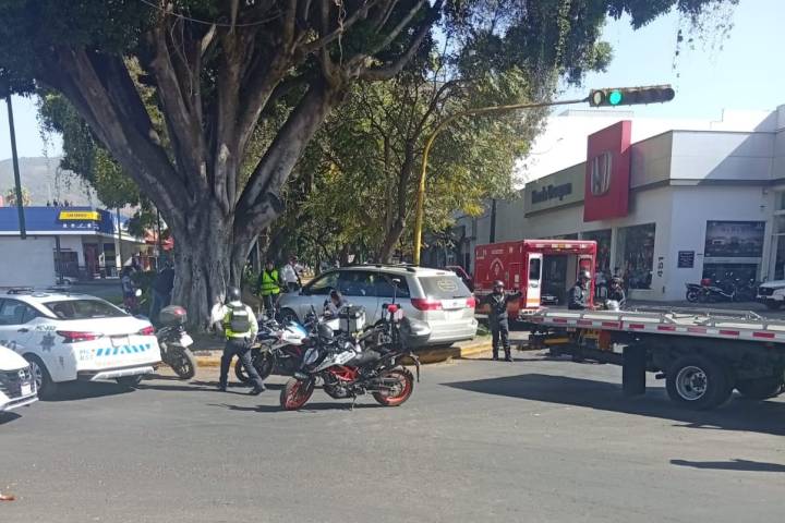 Motopatrullero de Tránsito Municipal lesionado al ser chacado por camioneta