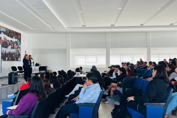 CJIM Zamora imparte ponencia "Banderas rojas desde el noviazgo" a estudiantes de la UMSNH