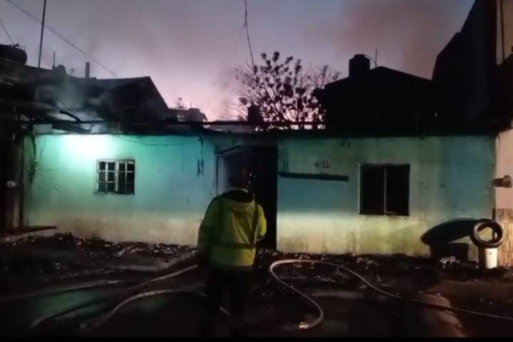Voraz incendio arrasa con vivienda en Caltzotzin