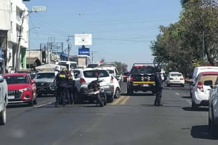 Chocan dos vehículos en la avenida Madero Poniente de Morelia