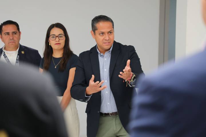 FGE fortalece accesibilidad institucional con entrega de kit para atención incluyente