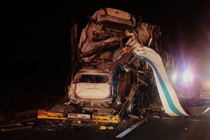 Autobús se impacta contra madrina calcinada usada en bloqueos; mueren dos personas