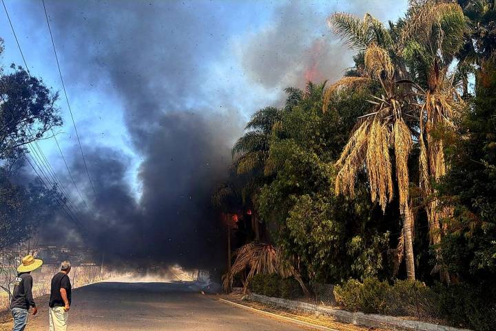 Quema de pastizal se sale de control y daña vehículos y un domicilio en Uruétaro, Tarímbaro