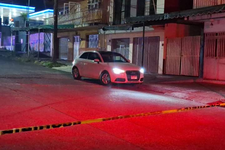 Delincuentes armados acribillan a automovilista en la colonia Ramón Farías, en Uruapan