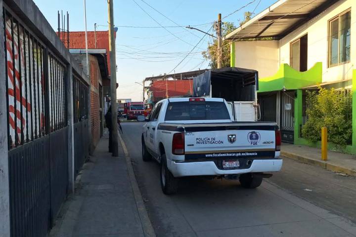 Criminales rafaguean domicilio y lo queman con bombas molotov, al oriente de Uruapan