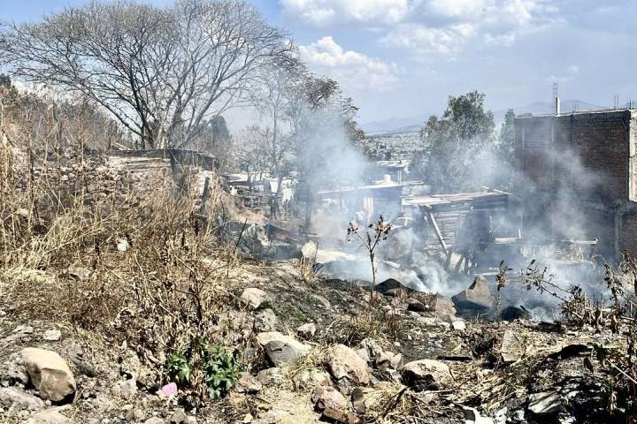 Arde casa de madera en la colonia Cumbres del Quinceo