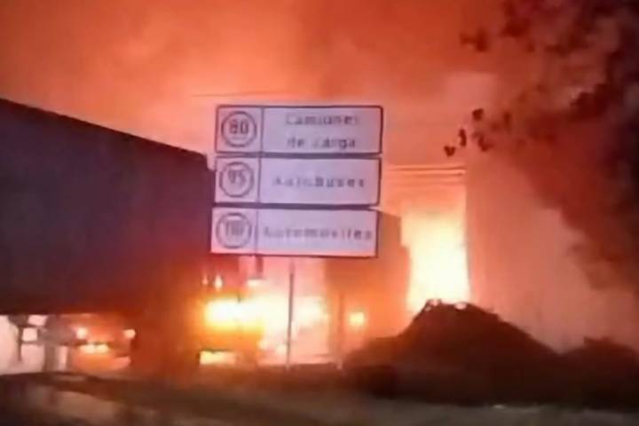 Se registra choque entre dos vehículos de carga en la autopista México-Guadalajara, a la altura de Zinapécuaro