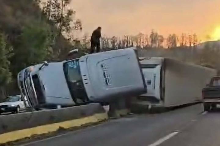 Vuelca tractocamión aguacatero en la carretera Morelia-Pátzcuaro