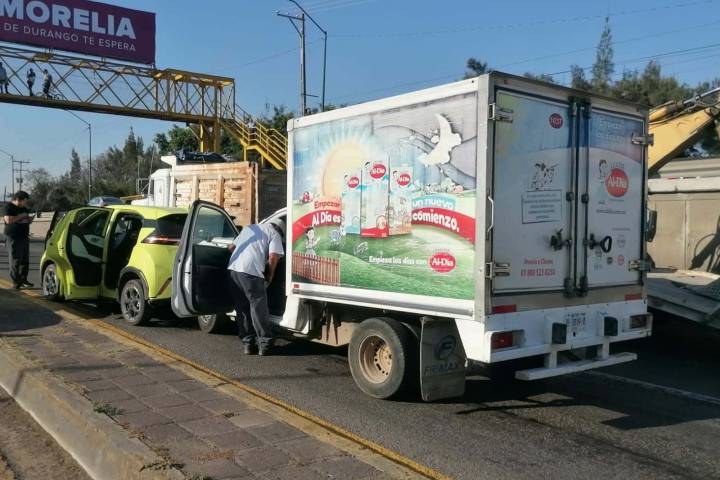 Se registra choque vehicular múltiple en la avenida Morelos Norte de Morelia, salida a Salamanca