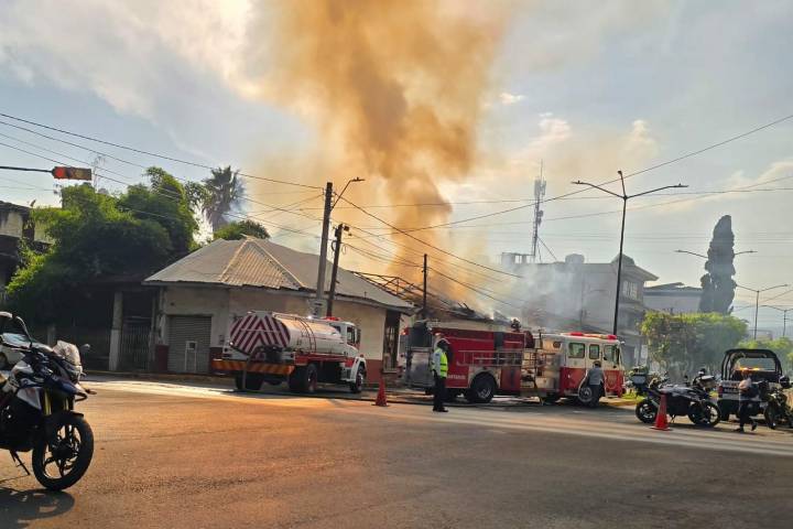 Vivienda es consumida por voraz incendio, en la colonia Morelos de Uruapan