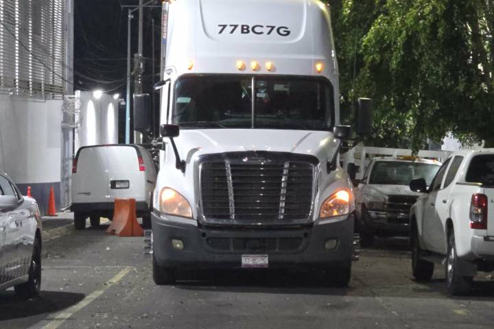 GN asegura tráiler en la México-Guadalajara con cargamento de presunta sustancia ilícita