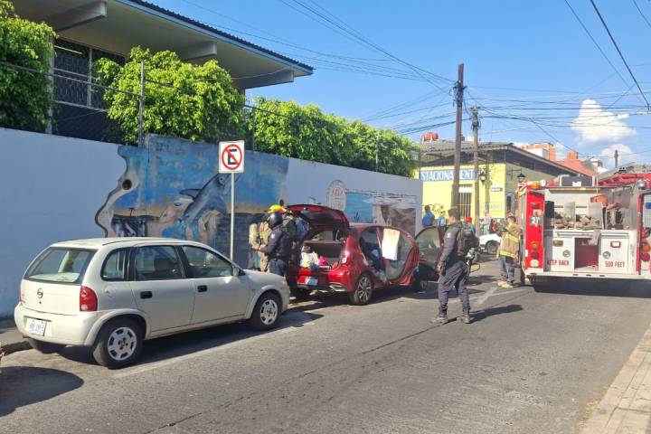 Intenta quemar un vehículo en pleno Centro de Uruapan y es detenida por la policía