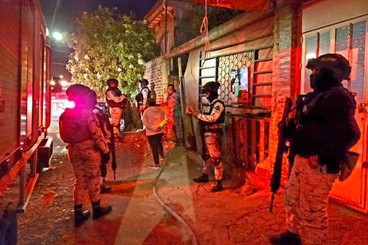 Oficiales de Guardia Nacional auxilian a familia durante incendio, en Zamora