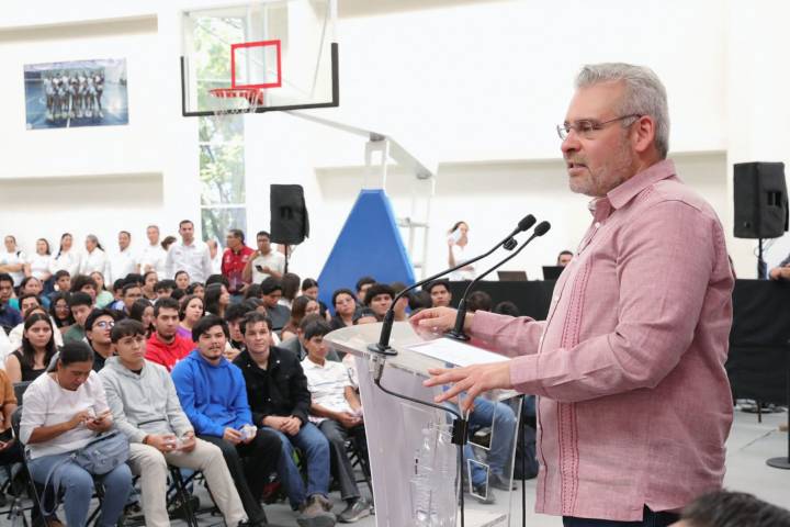 Que ningún estudiante se quede sin internet gratis; en Apatzingán, Bedolla invita a registrarse al Programa Data