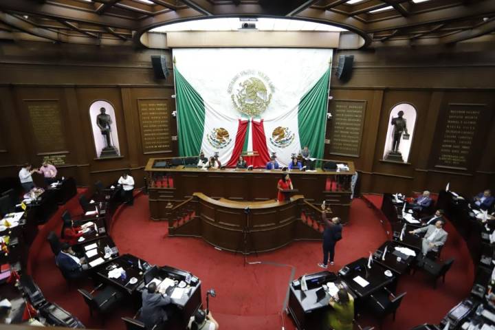 Adriana Contreras Figueroa y Juana Bravo Lázaro, acreedoras a la Condecoración "La Mujer Michoacana"