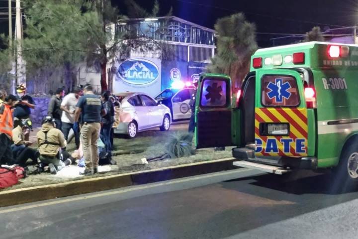 Auto choca contra camellón y árbol en la Calzada Benito Juárez de Uruapan