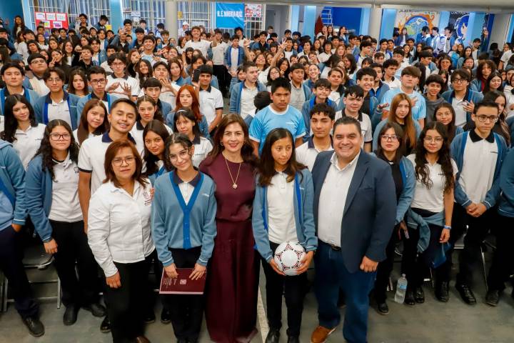 En beneficio de más de 68 mil estudiantes de Uruapan, Data y más programas
