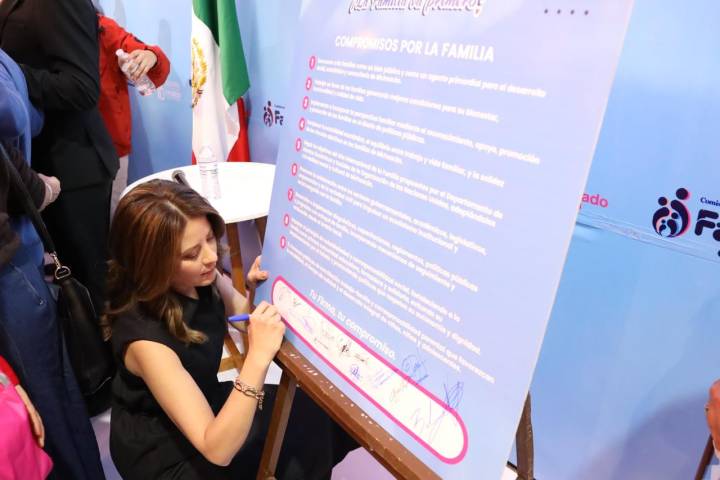 Recibe Paola Delgadillo Hernández, presidenta de DIF Morelia, reconocimiento del Congreso del Estado