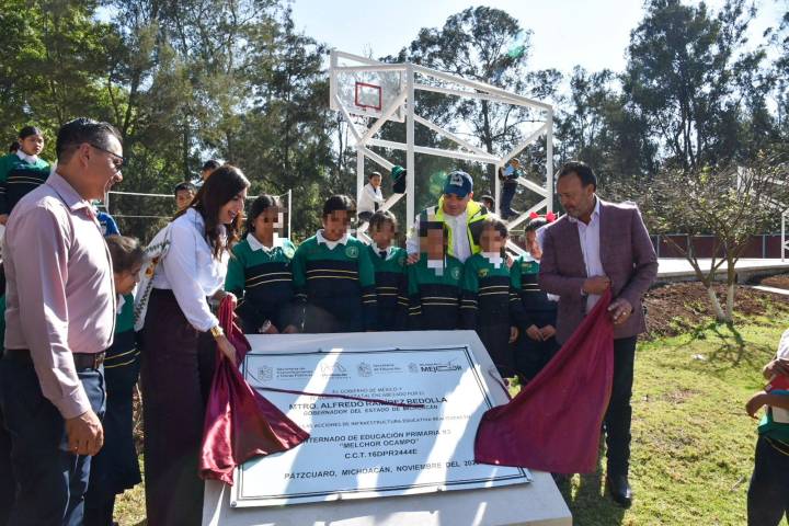 SCOP y SEE entregan obras educativas en Ario de Rosales y Pátzcuaro