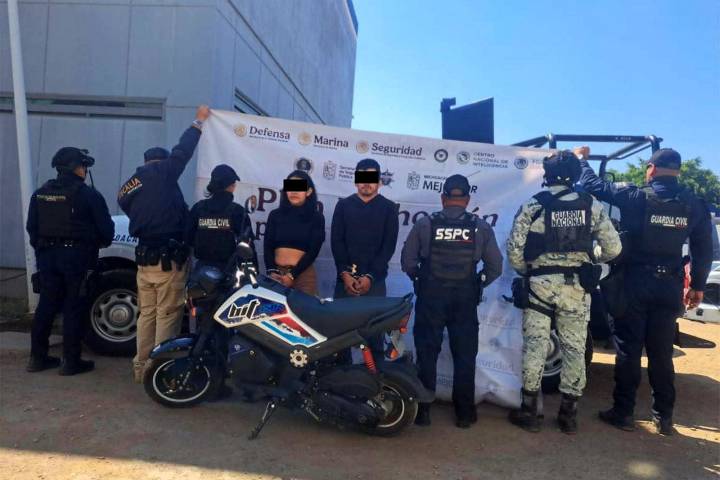 Capturan a pareja de motociclistas con "cristal", en Uruapan