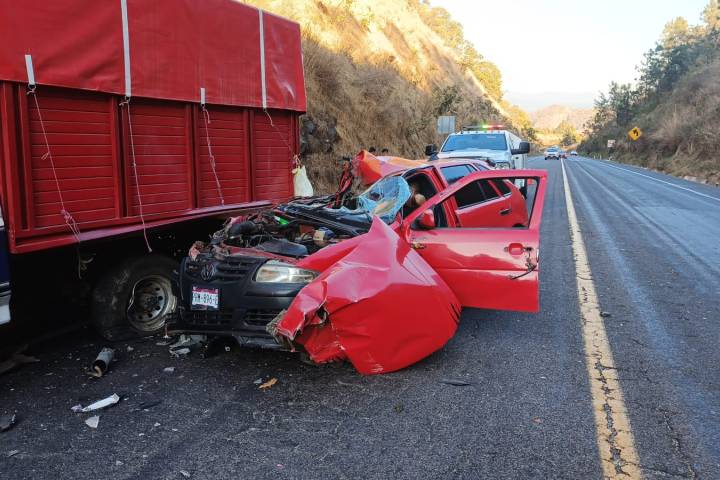 Hombre herido al chocar su auto contra una camioneta en el Ramal Uruapan de la autopista Siglo XXI