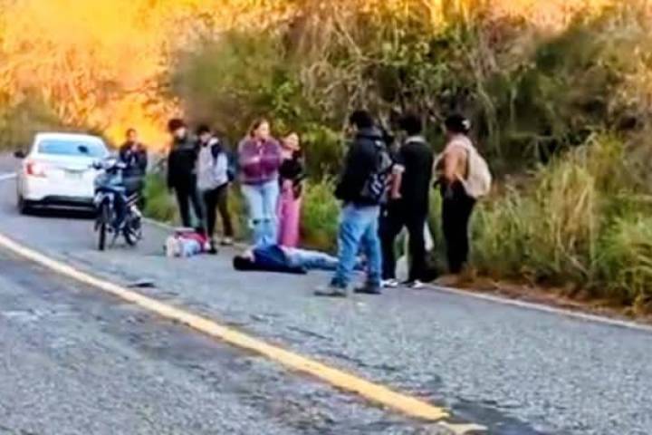 Pareja de motociclistas derrapa en Aquila; hay un muerto y una lesionada