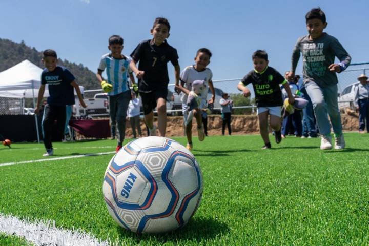 Goles para combatir la violencia en autogobierno de San Felipe de los Herreros; inaugura Bedolla cancha de futbol 7