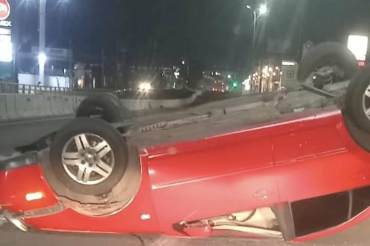 Vuelca auto en puente de la avenida Madero Poniente de Morelia