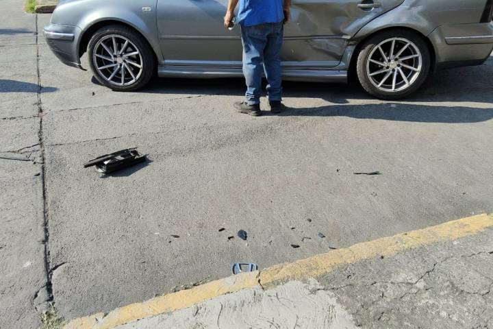 Se registra choque entre 2 vehículos en la colonia Jacarandas, Morelia