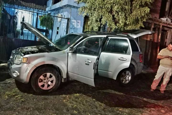 Criminales fallan a intentar quemar una camioneta particular, en Uruapan