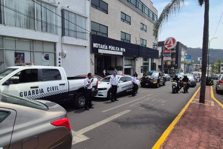 A punta de pistola, delincuentes roban 930 mil pesos a mujer en notaría de Morelia